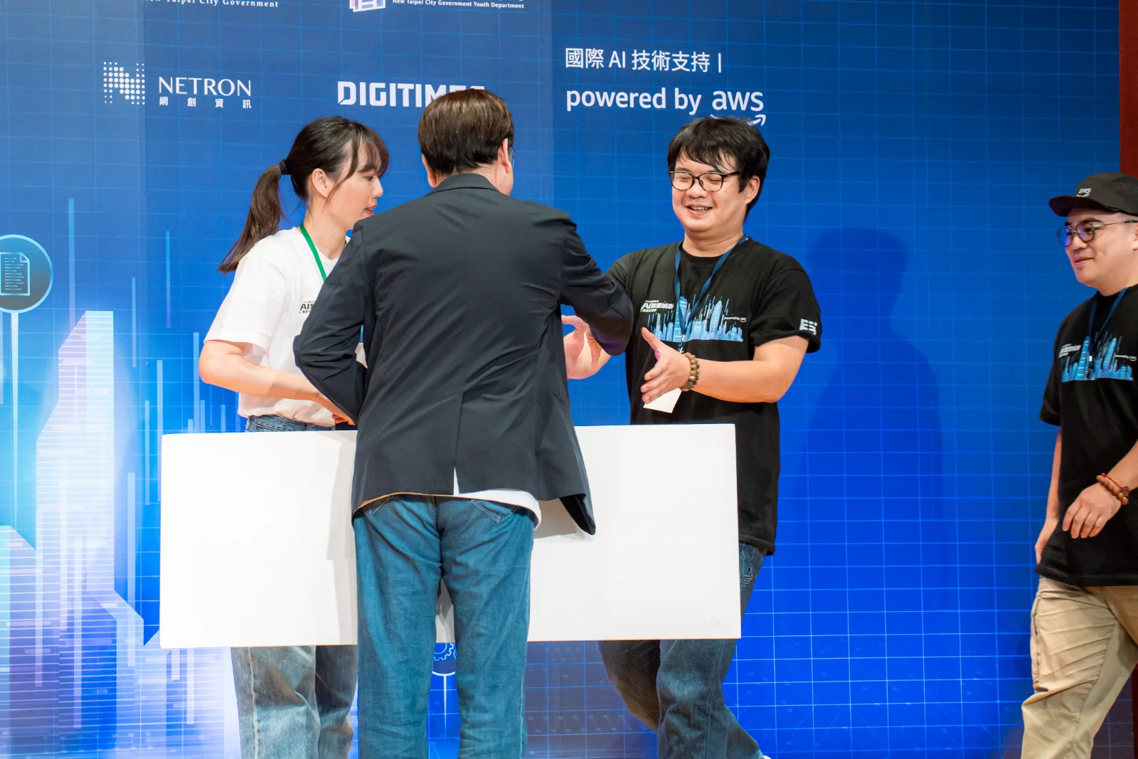 Team AI城市起風 receiving the Land Administration track award on stage